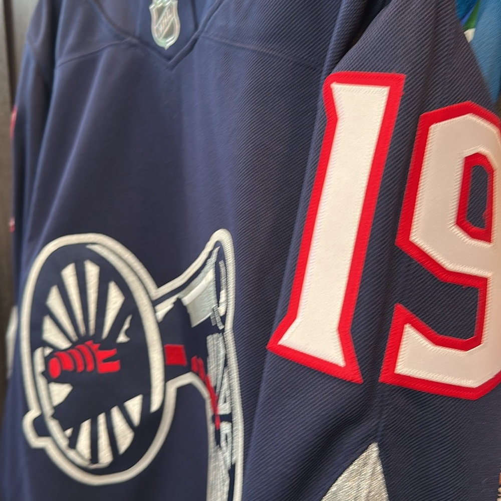 Adam Fantilli Columbus Blue Jackets Fanatics 2025 NHL Stadium Series Jersey - Picture 4 of 10